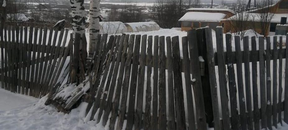 На улице Калинина водитель врезался в забор и скрылся. Теперь его ищет ГИБДД