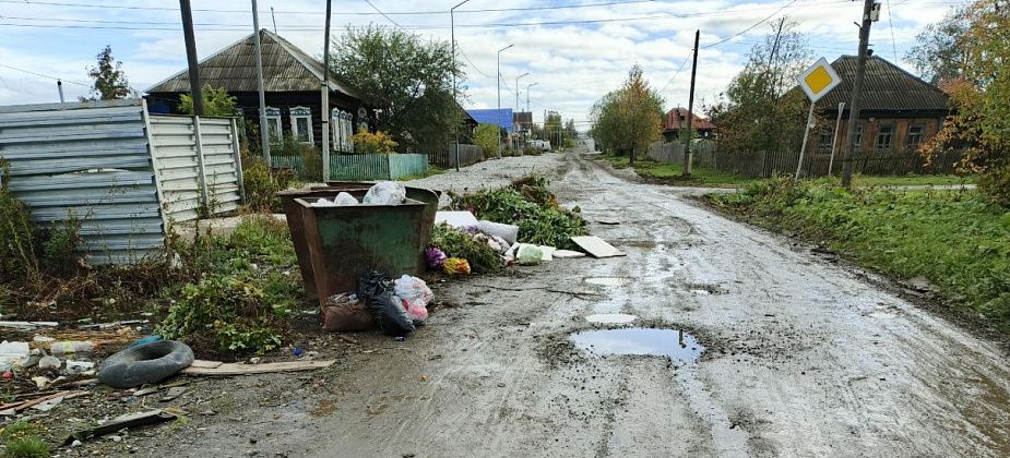Жители Пролетарской просят властей обратить внимание на свалку у мусорной площадки