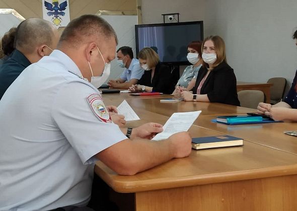 Глава Карпинска попросил начальника полиции начать штрафовать горожан без масок