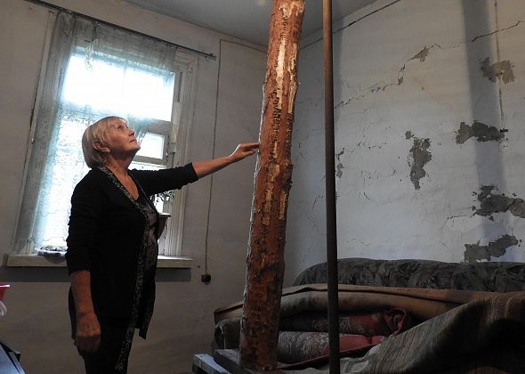 Семья пенсионеров, которая уже пять лет живет в аварийном доме, «не попала под переселение»