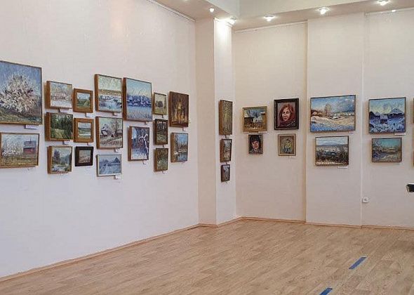 В Карпинском музее открылась выставка художника-любителя и детских скульптур