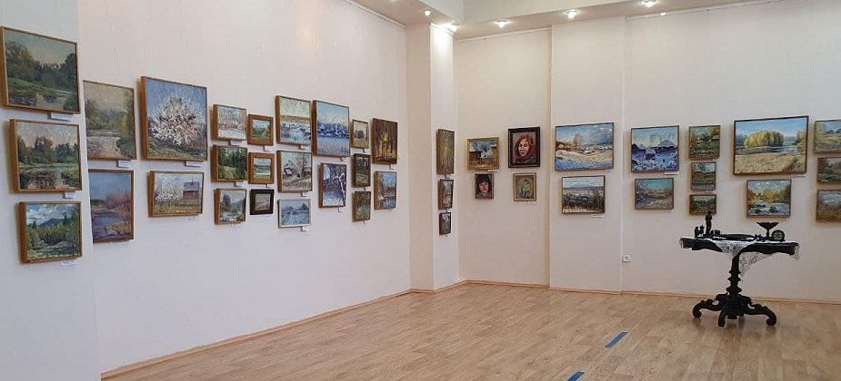 В Карпинском музее открылась выставка художника-любителя и детских скульптур