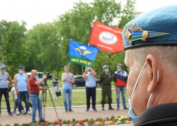 Вчера в Карпинске, на площади Славы, все-таки отпраздновали День ВДВ