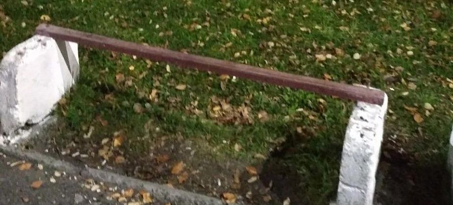 Горожане недовольны сломанными лавочками на центральной площади и возмущены теми, кто их ломает