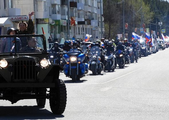В Карпинске автолюбители и мотоциклисты вышли на традиционный автопробег в честь Дня Победы
