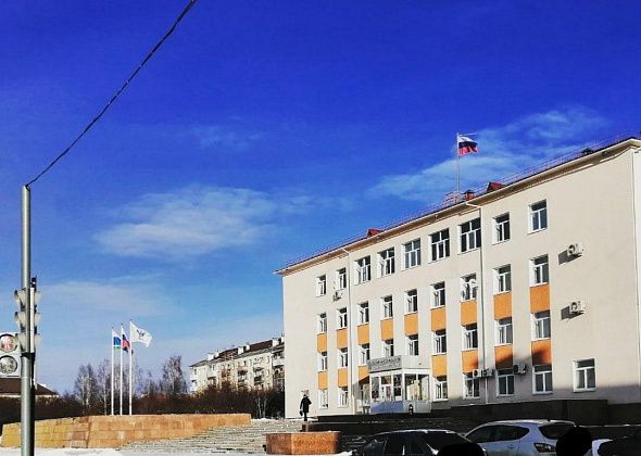 Администрация обратила внимание на замечание горожан и поправила флаг на своем здании