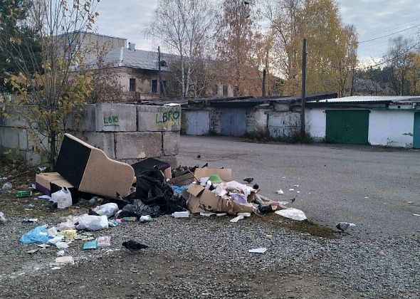 Во дворах за КМТ растет несанкционированная свалка. Местные жители просят принять меры