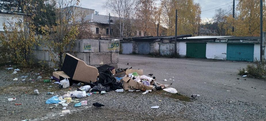 Во дворах за КМТ растет несанкционированная свалка. Местные жители просят принять меры