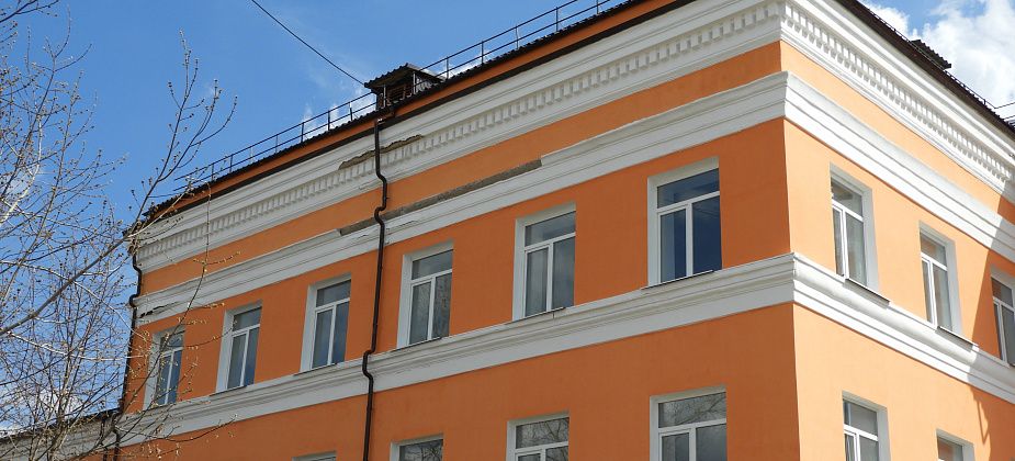 Недавно отремонтированное здание техникума уже начало осыпаться