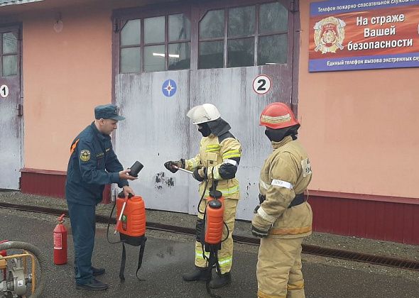 Добровольных пожарных научили пользоваться ранцевым огнетушителем и пожарным модулем «Спас»