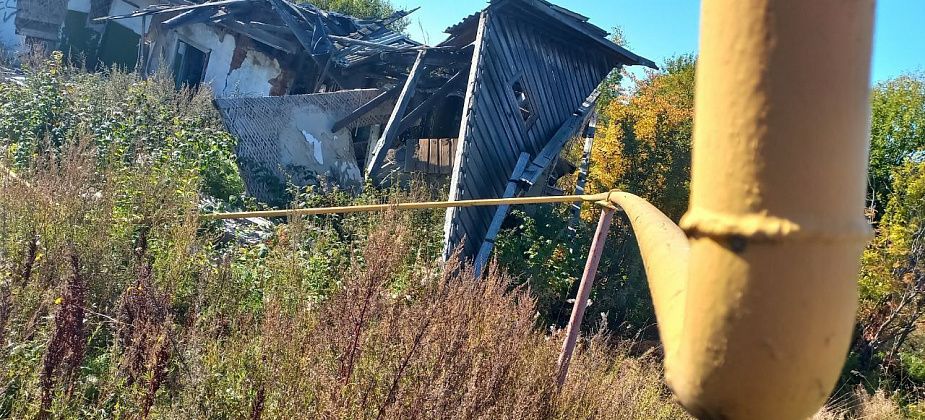 В переулке Герцена изогнуло газовую трубу. Местные жители просят властей обратить на это внимание