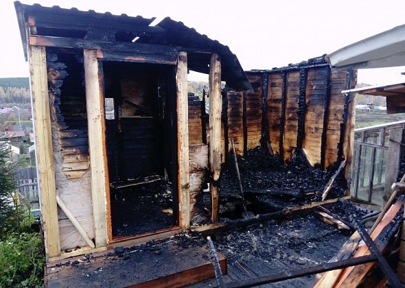 В Карпинске сгорела модульная баня 