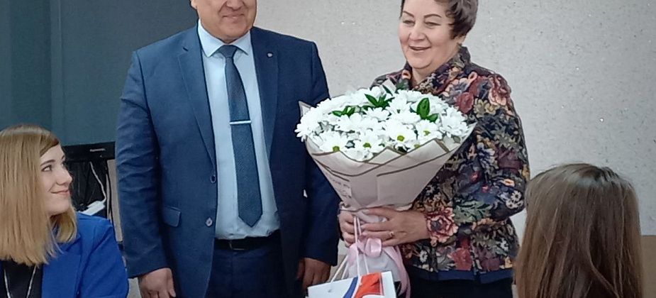 Мэр города поздравил бывшую главу поселка Сосновка с юбилеем