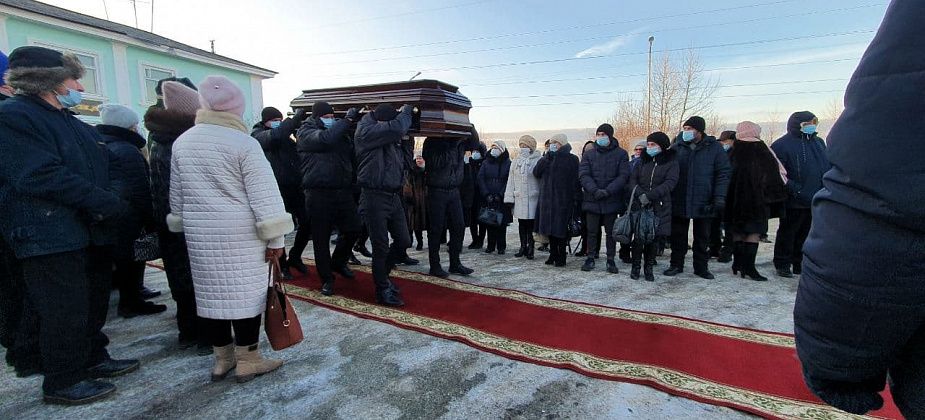 «Он по-настоящему любил этот город». Николая Индикова проводили в последний путь больше сотни горожан