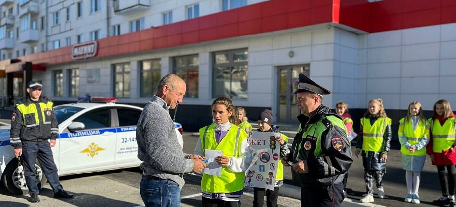 На этой неделе сотрудники ГИБДД усиленно занимаются с детьми вопросами безопасности на дорогах