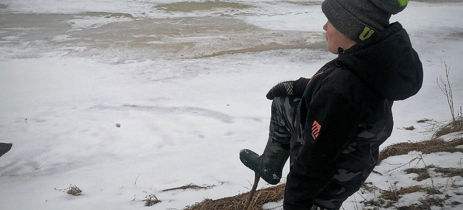 Спасатели настоятельно рекомендуют горожанам не выходить на лед
