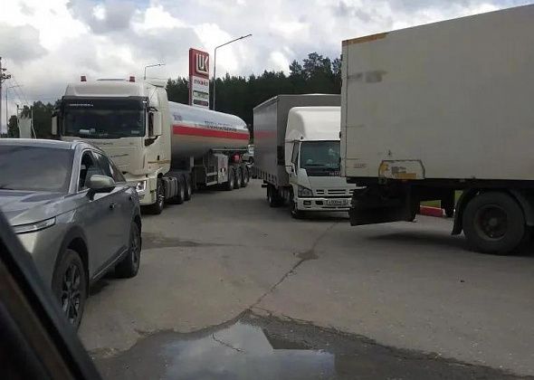На карпинской АЗС – очередь из автомобилей. Введены ограничения на продажу топлива