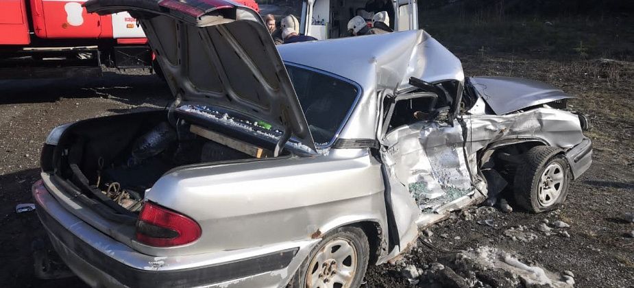 Водитель, который ехал регистрировать новую машину, попал в больницу после ДТП