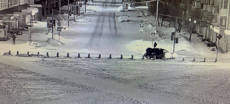 В центре Карпинска водитель на черном внедорожнике врезался в светофор. ГИБДД ищет очевидцев
