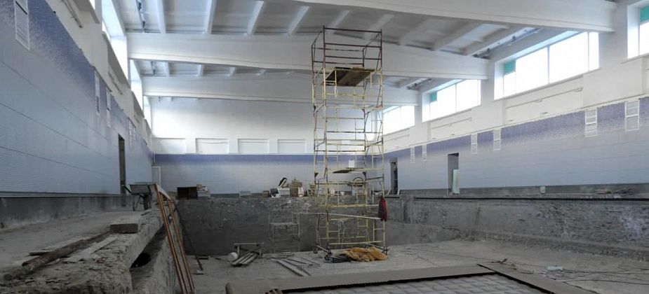 «До 1 сентября успеем». Подрядчик рассказал, что происходит в карпинском бассейне сегодня