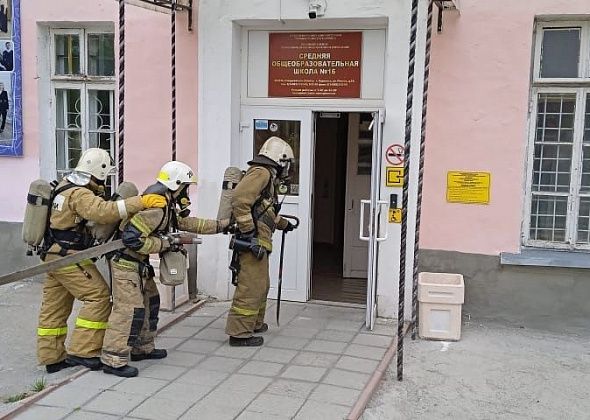Карпинские пожарные провели тренировку по тушению пожара в школе №16