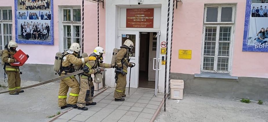 Карпинские пожарные провели тренировку по тушению пожара в школе №16