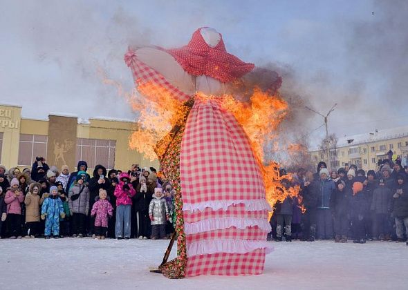 Карпинцы сожгли на площади соломенное чучело и проводили зиму