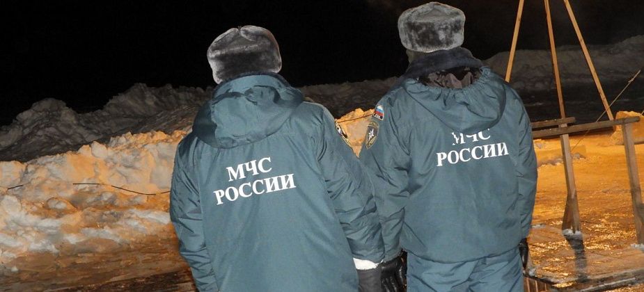 «Не ныряйте в прорубь вперед головой»: спасатели напоминают правила при крещенских купаниях