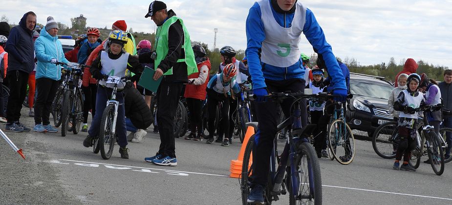 Профессионалы и любители велоспорта устроили гонки на кытлымской дороге