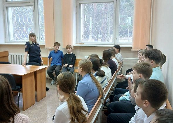 Карпинским школьникам рассказали о законах и ответственности в здании суда