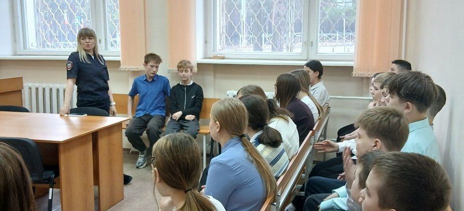 Карпинским школьникам рассказали о законах и ответственности в здании суда