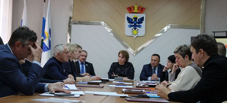 Разница на должностное лицо. Депутаты повысили зарплату для чиновников, мэра и председателя Думы