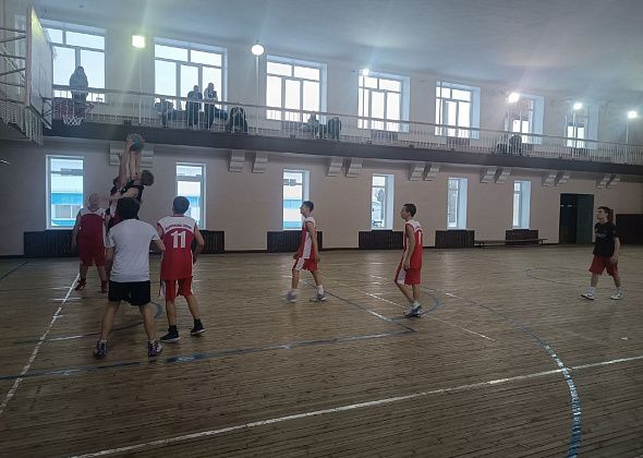 В Карпинске прошло первенство по баскетболу. Лучшие результаты показали школы №2 и №16