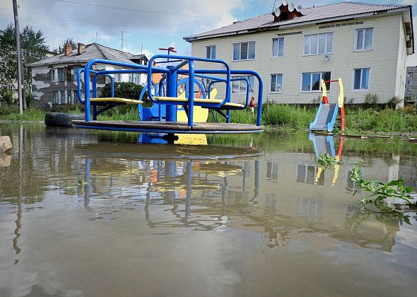 В Карпинске затопило детскую площадку на Лесопильной. Откуда вода?