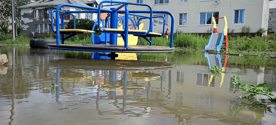 В Карпинске затопило детскую площадку на Лесопильной. Откуда вода?