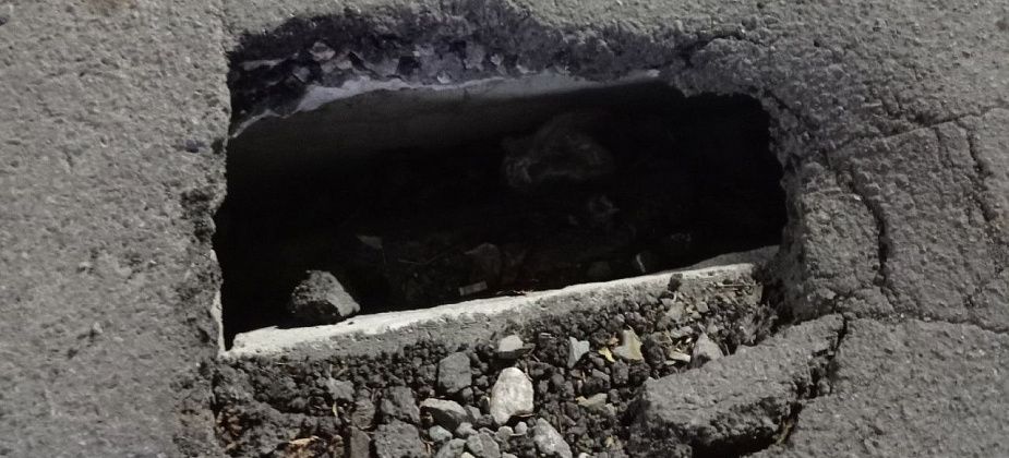 Горожане просят ответственных лиц обратить внимание на дорожную яму по Карпинского