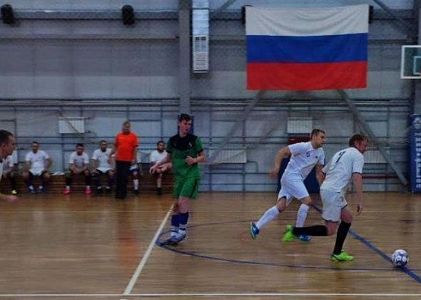 В Карпинске состоялся товарищеский матч среди сотрудников и ветеранов МВД