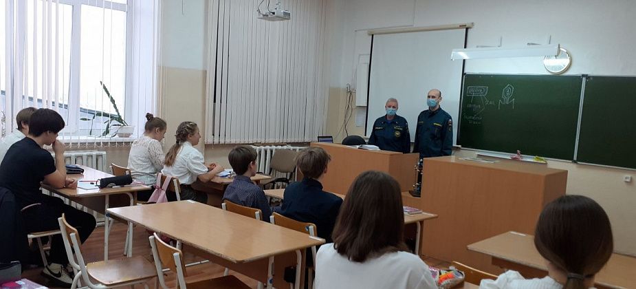 Старшеклассникам школы №2 напомнили об опасностях неокрепшего льда