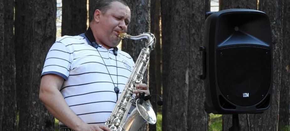 «Просто играю для людей». Что за мужчина уже две недели играет в парке на саксофоне