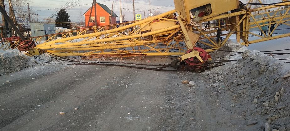 Прокуратура и СКР проводят проверки из-за падения башенного крана в Карпинске