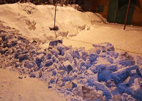 Горожане жалуются, что им приходится самим расчищать снежные завалы, которые оставляет после себя грейдер