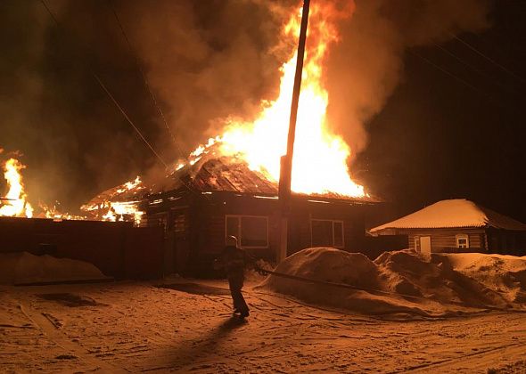 В Карпинске сгорел фамильный дом. Семья с ребенком осталась без крова