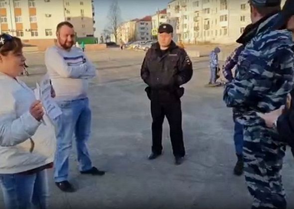 Протестующих в Карпинске навестили сотрудники полиции