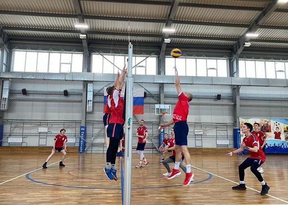В Карпинске завершился городской чемпионат по волейболу. Называем победителей