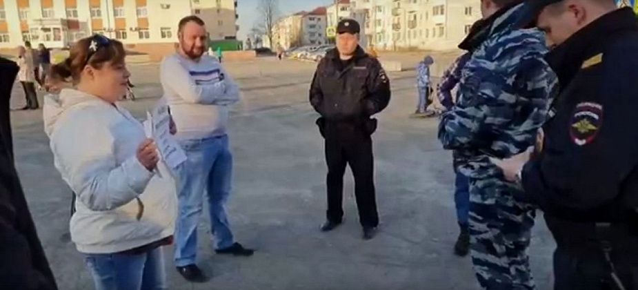 Протестующих в Карпинске навестили сотрудники полиции