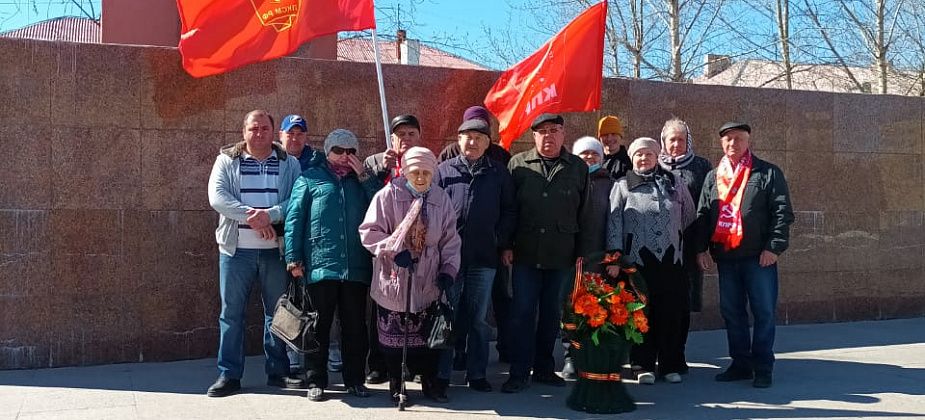 Карпинские коммунисты возложили цветы к памятнику Ленину