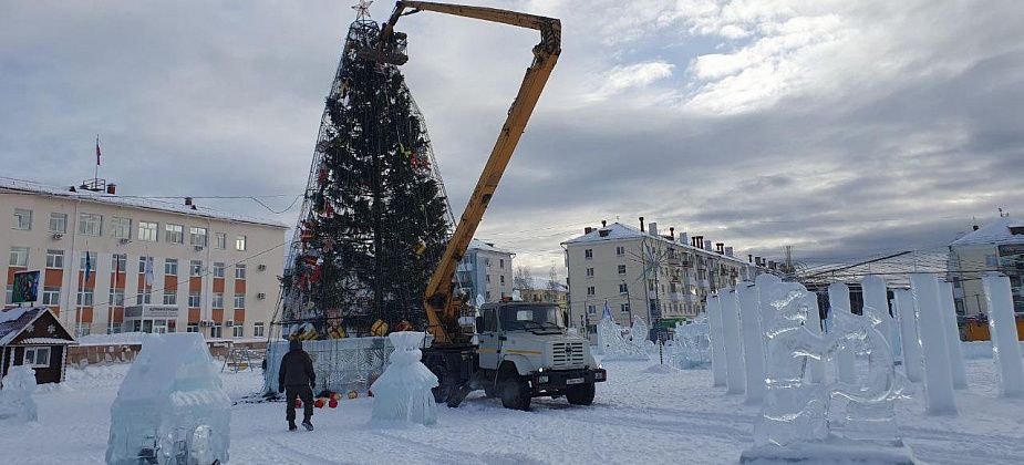 На городской площади разбирают ледовый городок