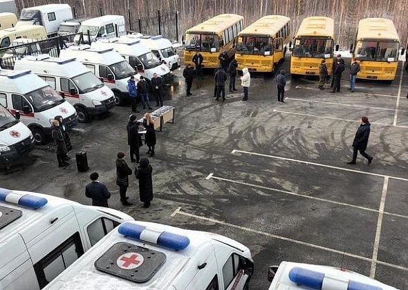 Карпинская ЦГБ получила от Минздрава очередной автомобиль скорой помощи
