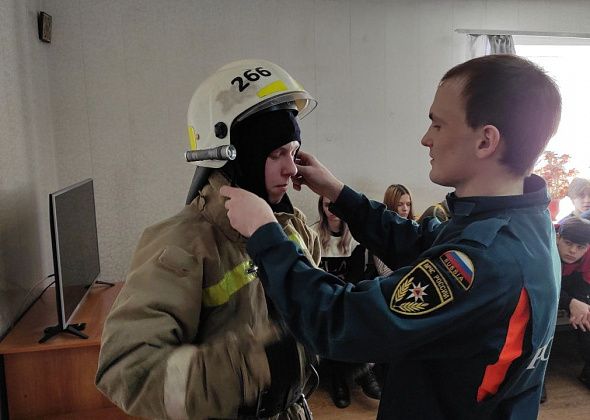 Карпинские пожарные показали свою технику студентам КМТ