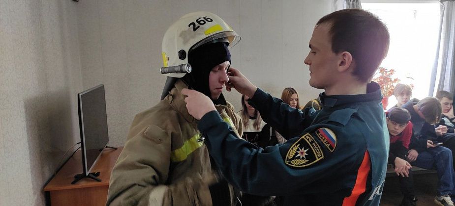 Карпинские пожарные показали свою технику студентам КМТ